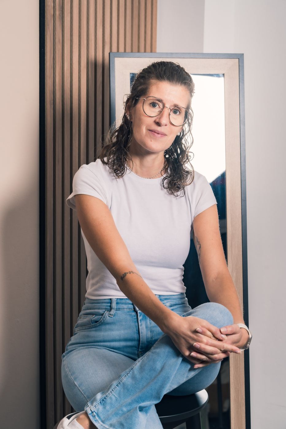 Sandra, assise dans son cabinet à Echternach
